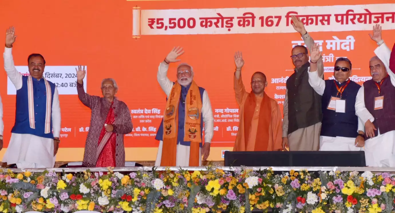 अक्षय वट पर शीश नवाकर पीएम मोदी ने मांगा जनकल्याण का वरदान