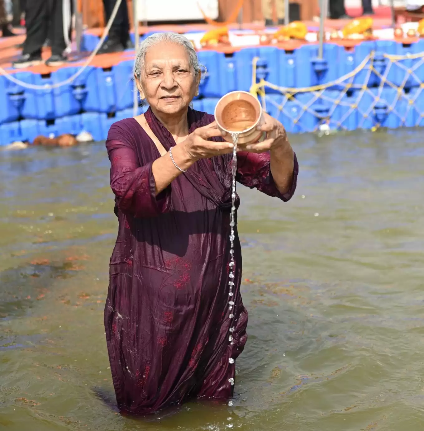-उत्तर प्रदेश की राज्यपाल आनंदीबेन पटेल ने रविवार को त्रिवेणी संगम में लगाई पुण्य की डुबकी