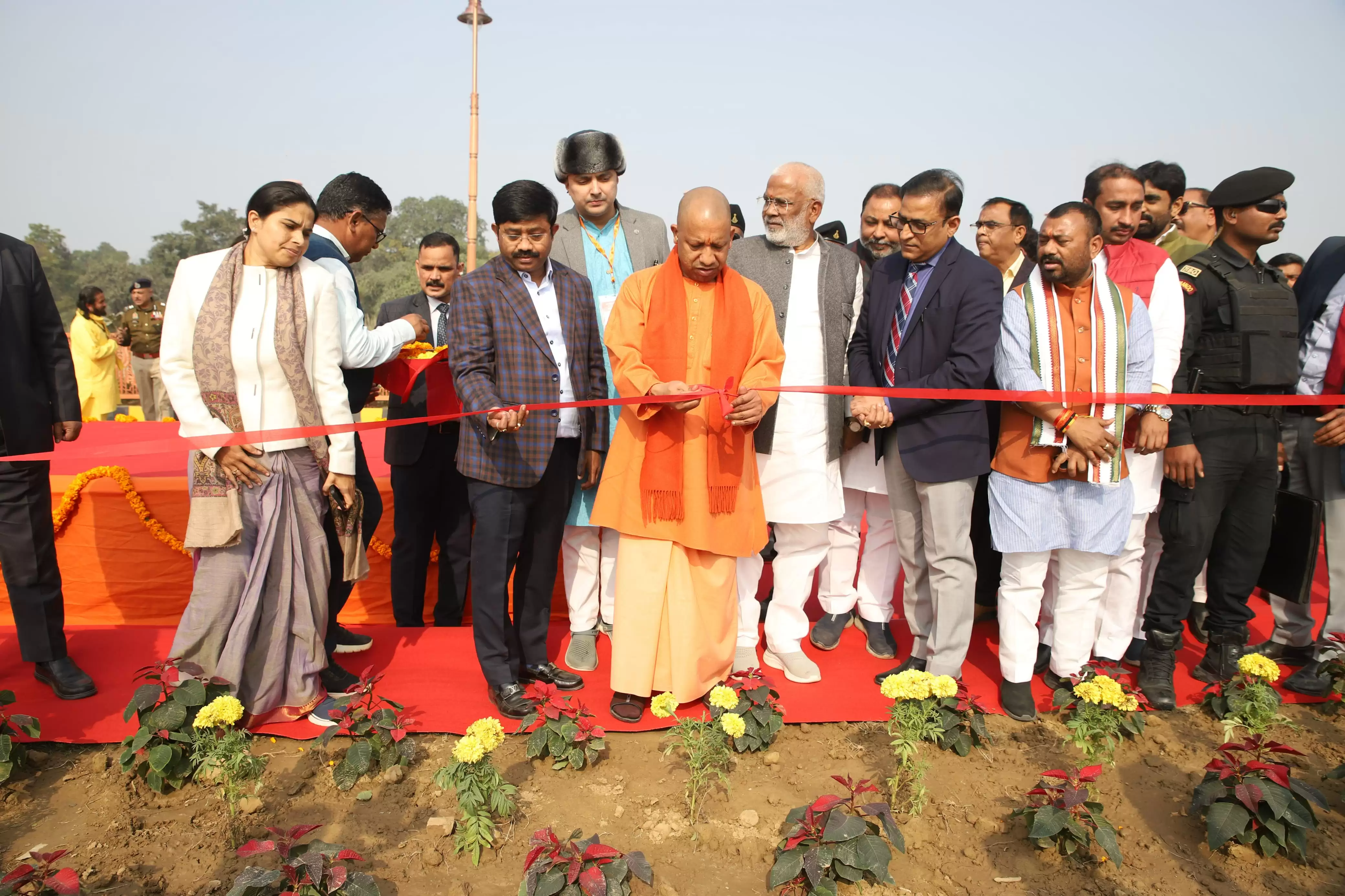 सीएम योगी ने परिवहन निगम की बसों को हरी झंडी दिखाकर किया रवाना