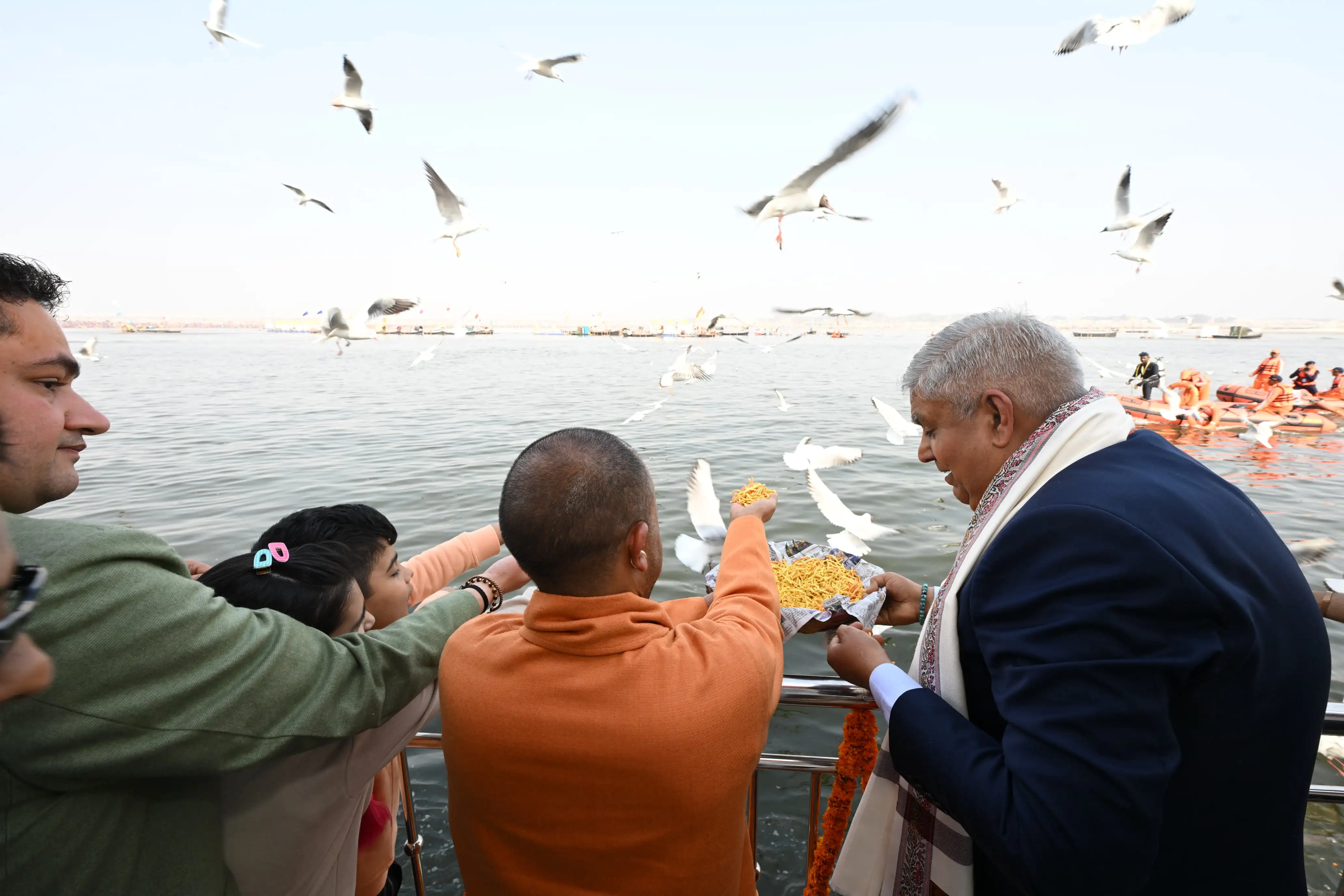 उपराष्ट्रपति ने त्रिवेणी संगम में लगाई पावन डुबकी, कहाः धन्य हुआ जीवन