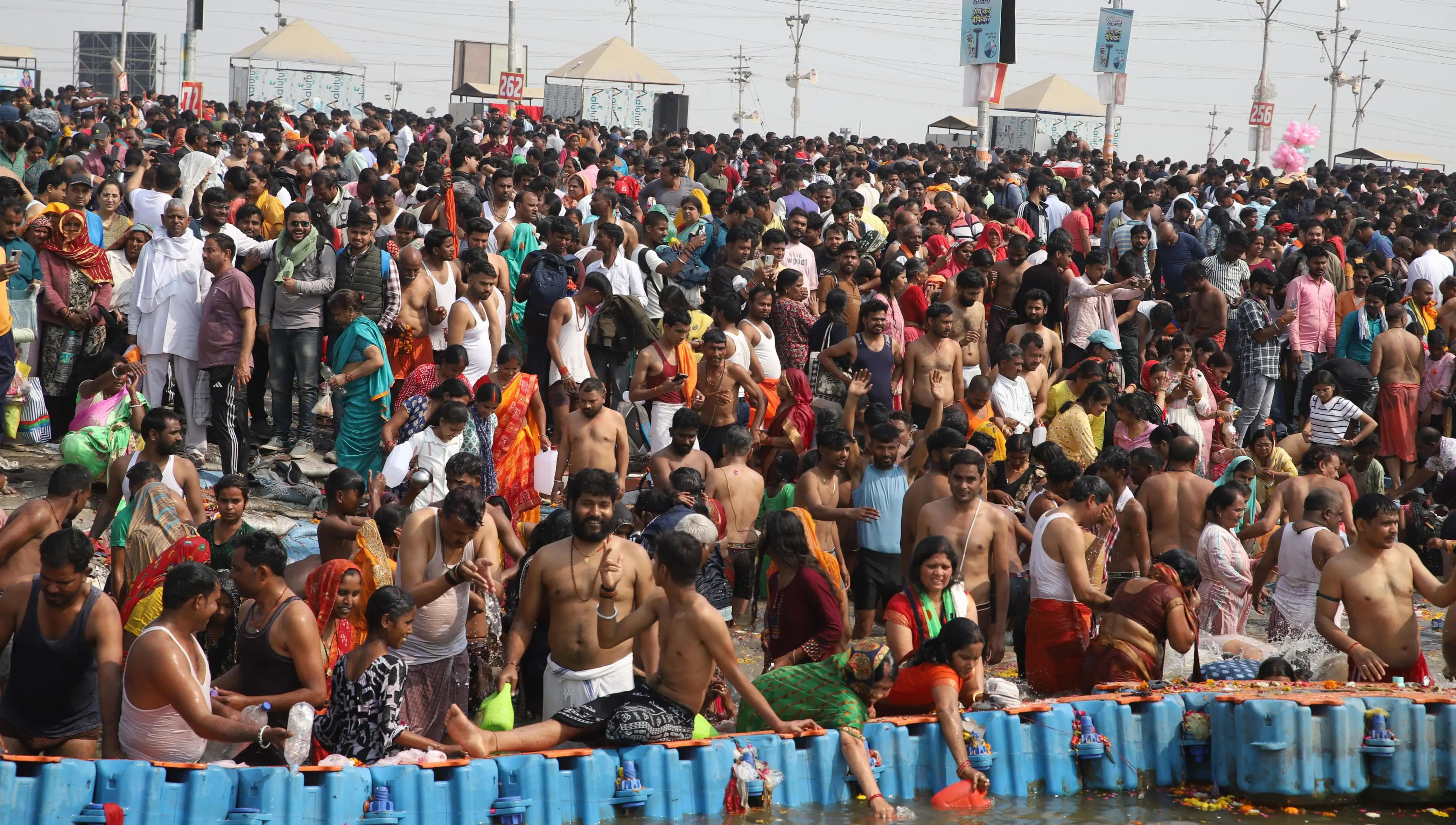 विश्व के आधे से ज्यादा सनातनियों ने लगाई त्रिवेणी संगम में पावन डुबकी 