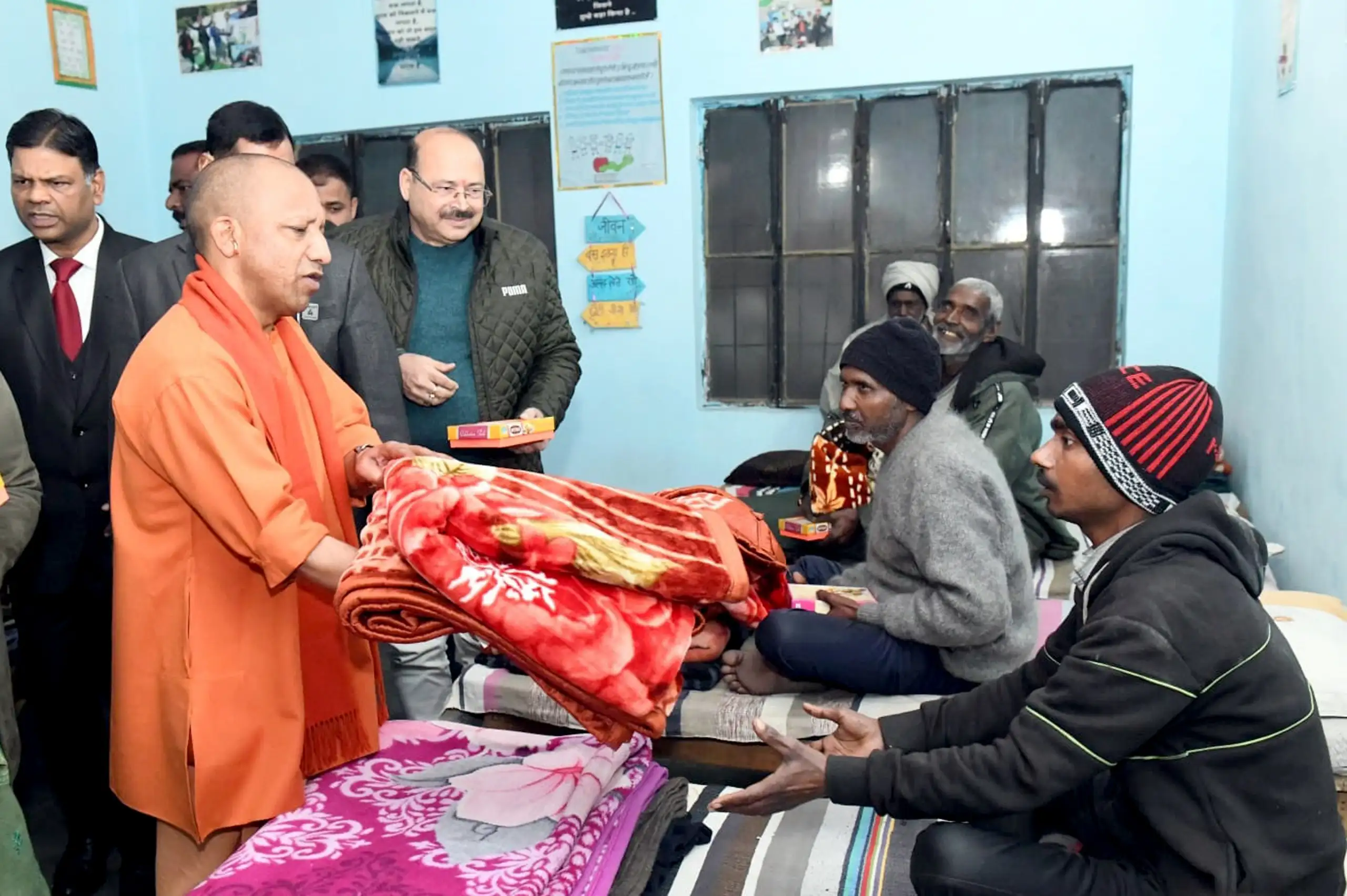 ठंड में निराश्रितों का हाल जानने सड़कों पर निकले मुख्यमंत्री, रैन बसेरों में पूछा लोगों का हाल