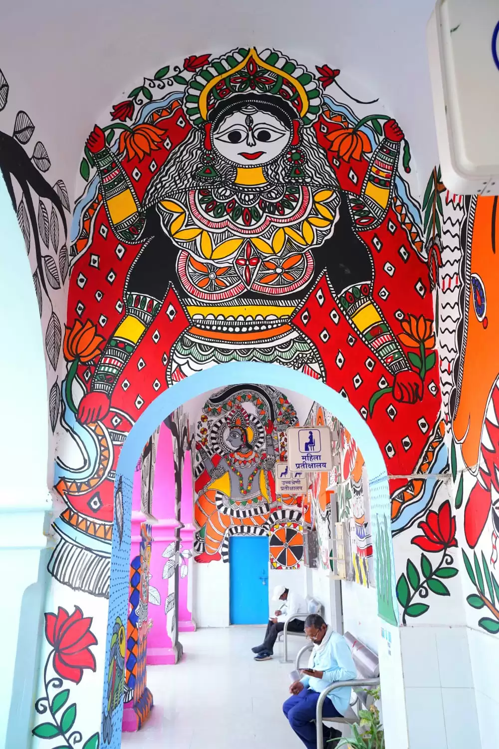 महाकुम्भ के लिए अद्भुत कलाकृतियों से सजे प्रयागराज के रेलवे स्टेशन 
