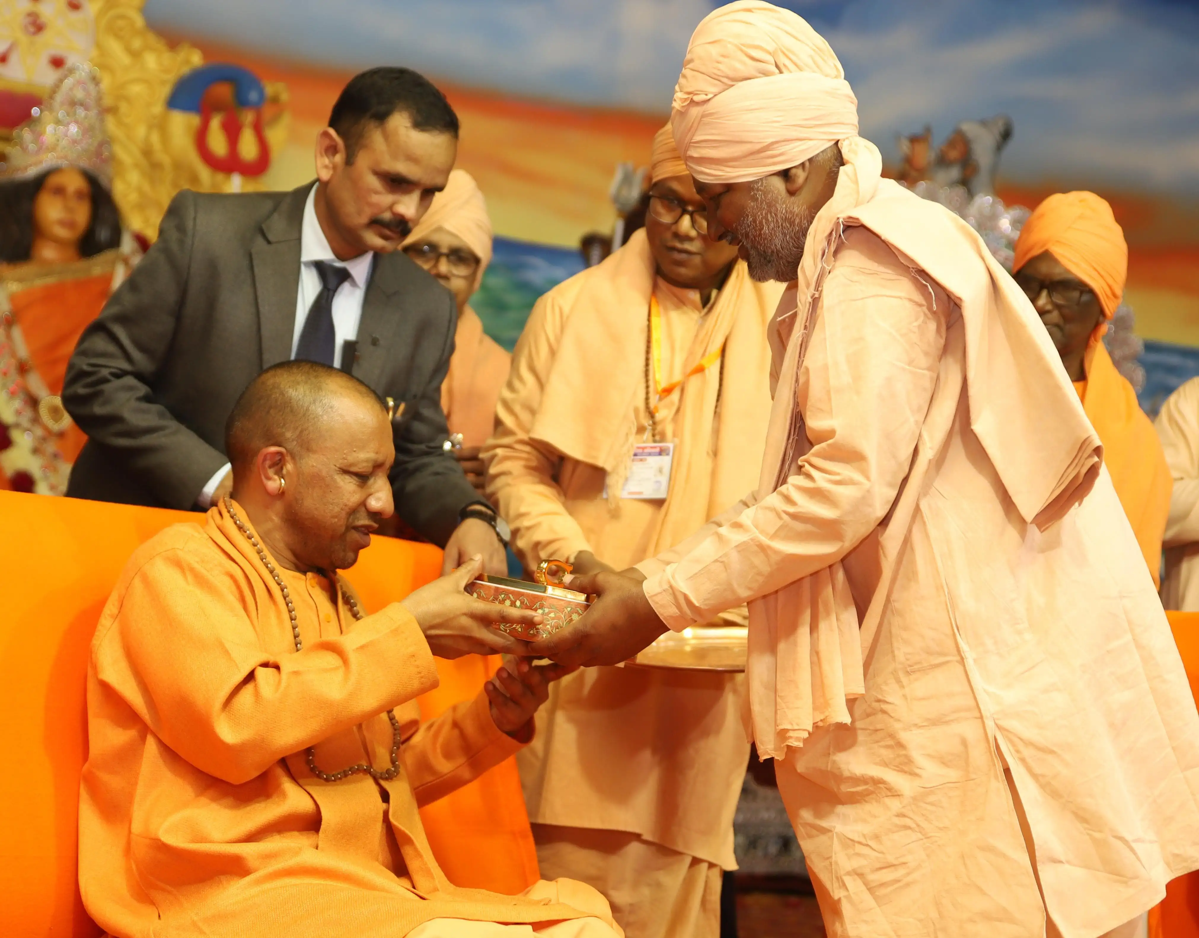 निस्वार्थ भाव से श्रद्धालुओं की सेवा का अनुपम उदाहरण प्रस्तुत कर रहा भारत सेवाश्रम: सीएम योगी
