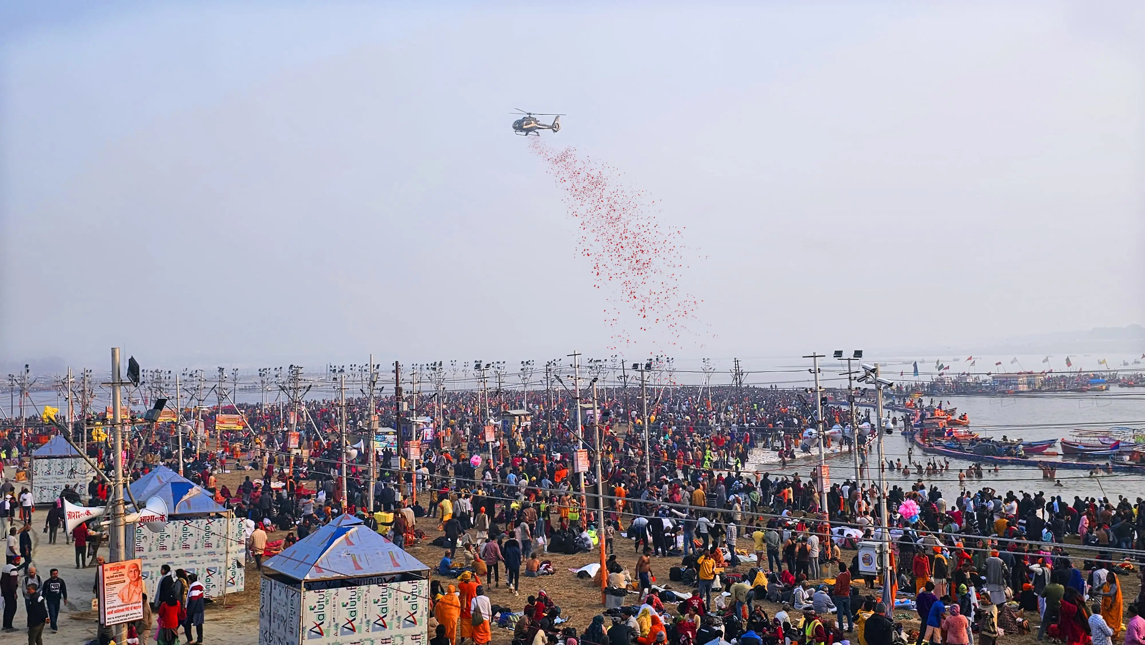 योगी सरकार ने महाकुम्भ में स्नान पर्व पर श्रद्धालुओं पर कराई पुष्पवर्षा, अभिभूत श्रद्धालु बोले - जय श्री राम