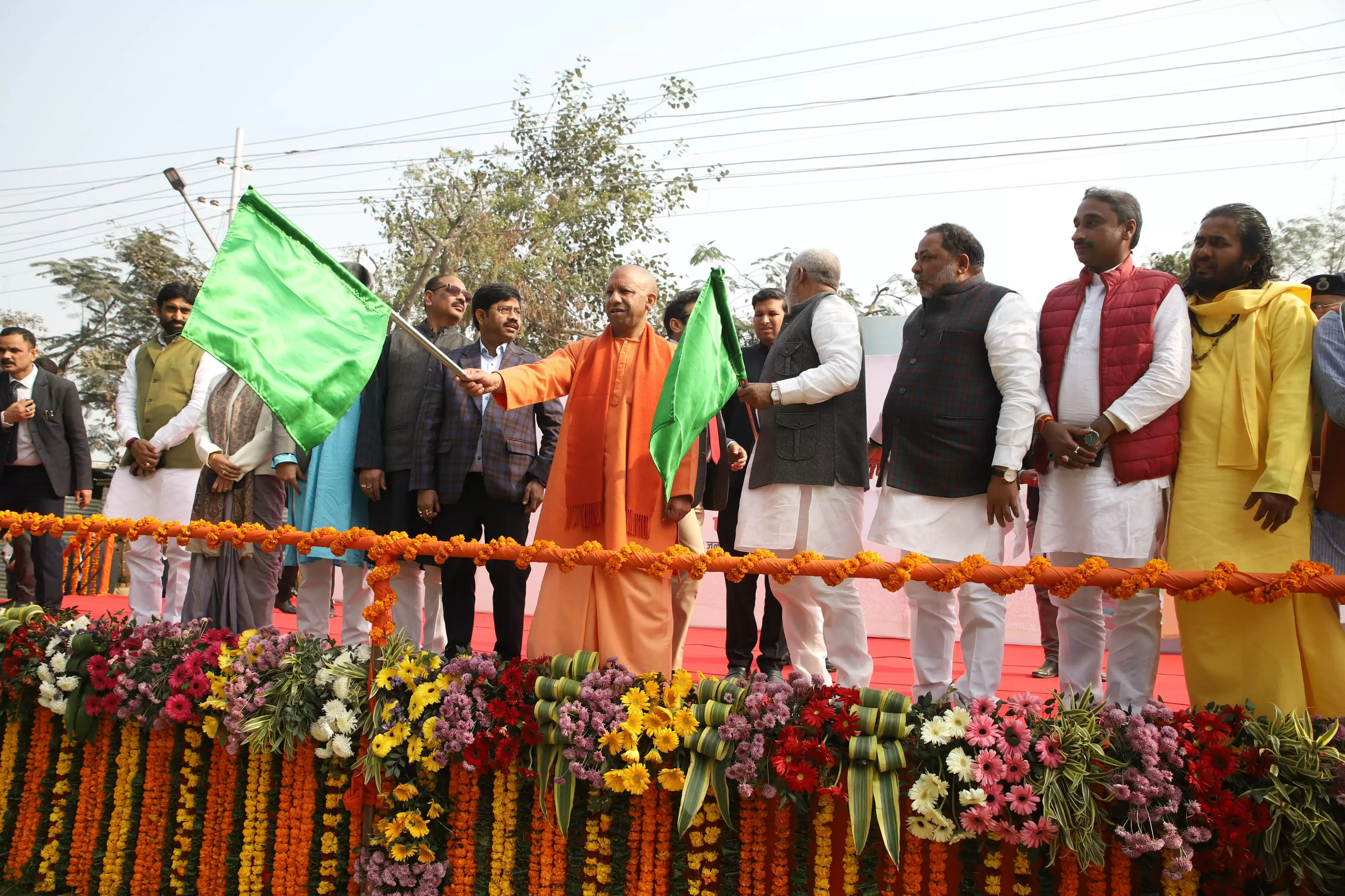 सीएम योगी ने परिवहन निगम की बसों को हरी झंडी दिखाकर किया रवाना