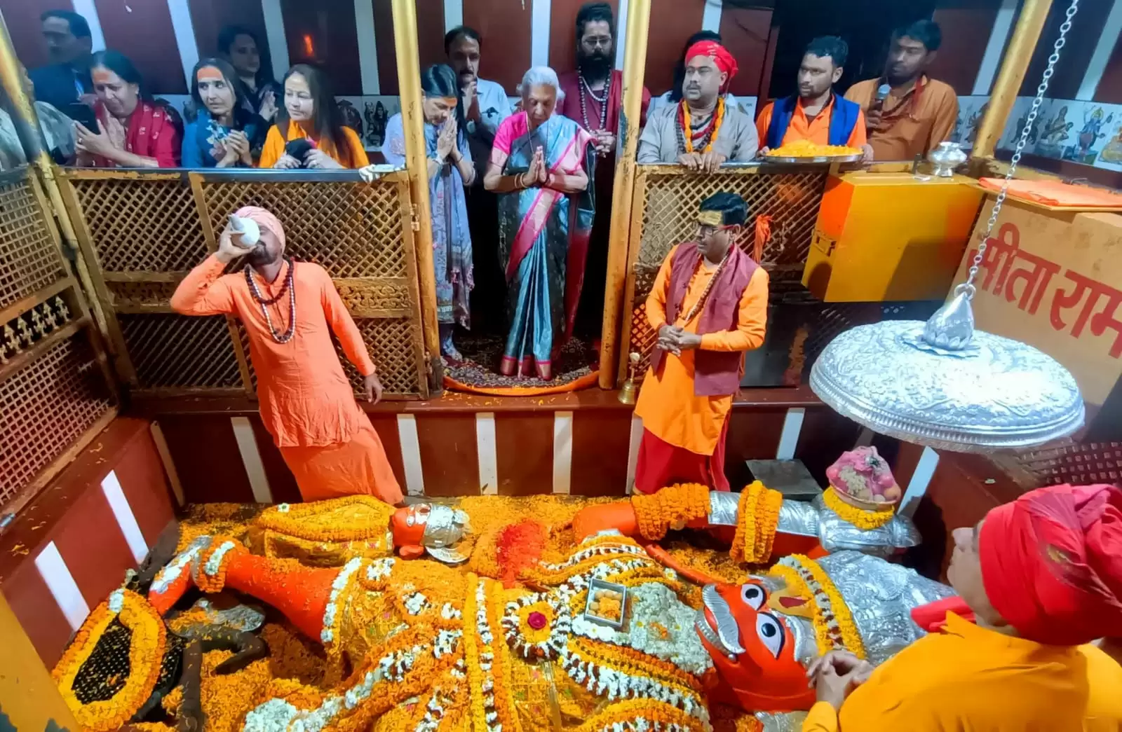 -उत्तर प्रदेश की राज्यपाल आनंदीबेन पटेल ने रविवार को त्रिवेणी संगम में लगाई पुण्य की डुबकी