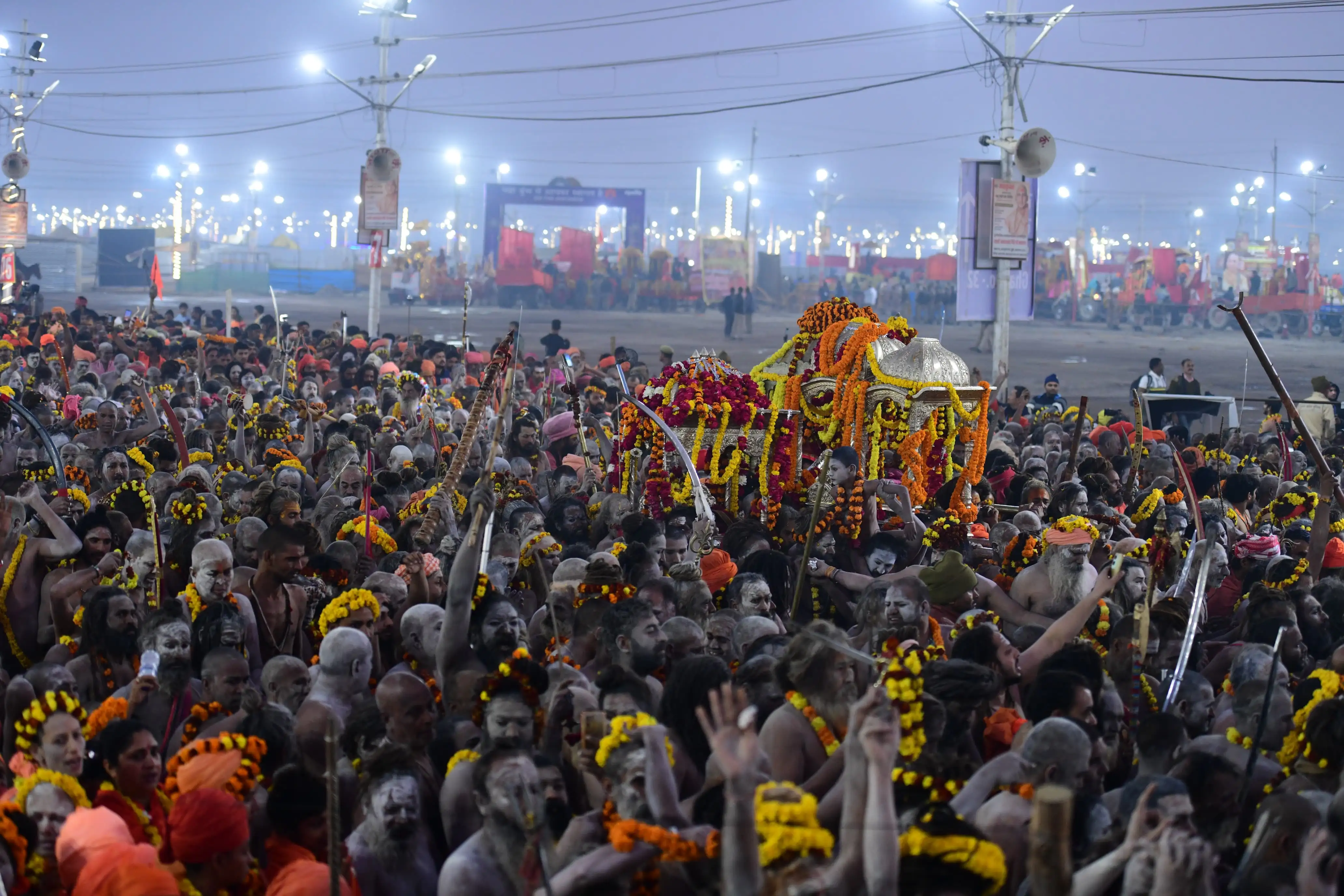 त्रिवेणी तट पर नागा साधु बने आकर्षण का केंद्र