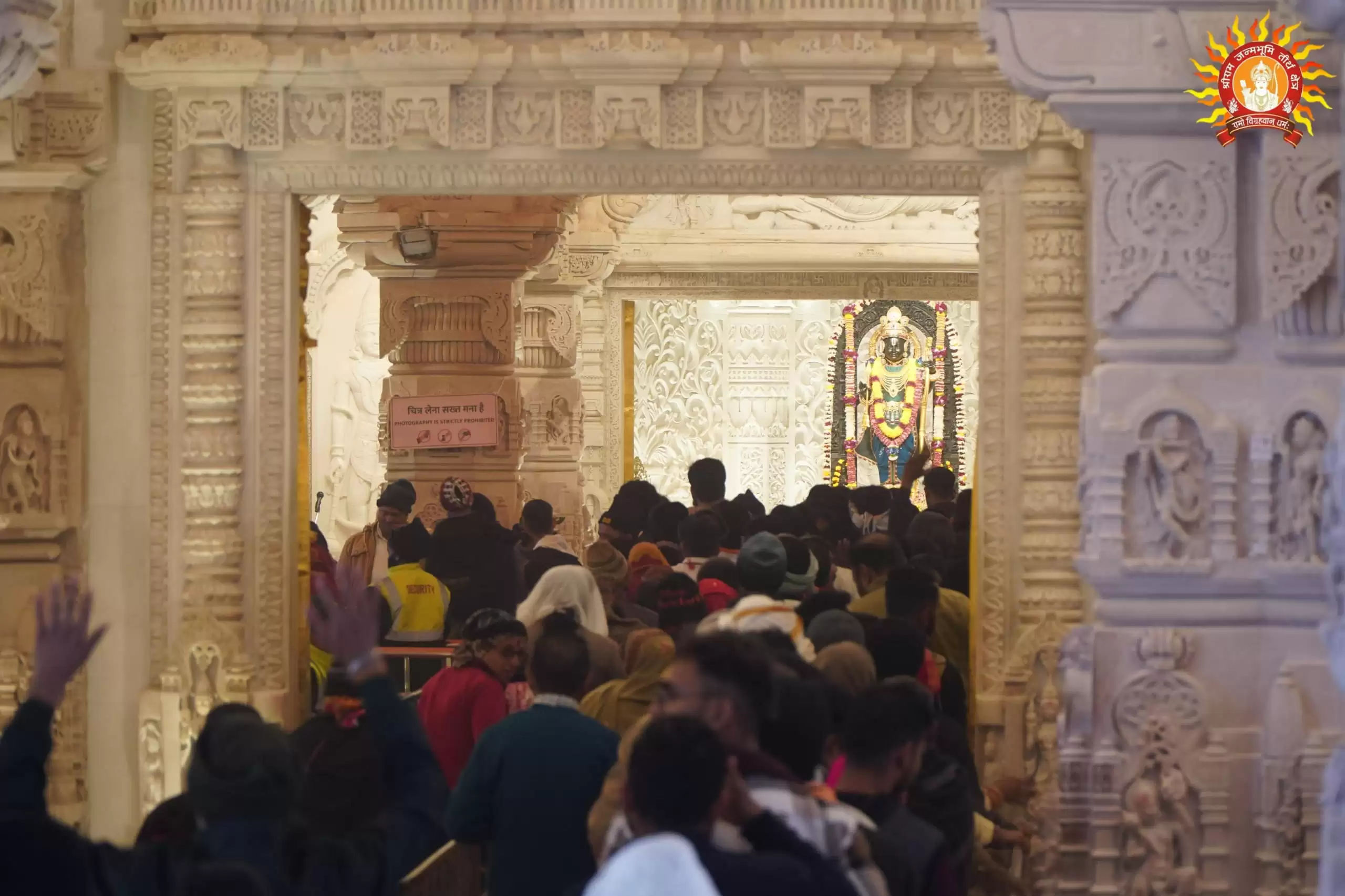 श्रीरामलला के मंदिर में उमड़ा जनसैलाब, जयकारों से गूंजी अयोध्या 