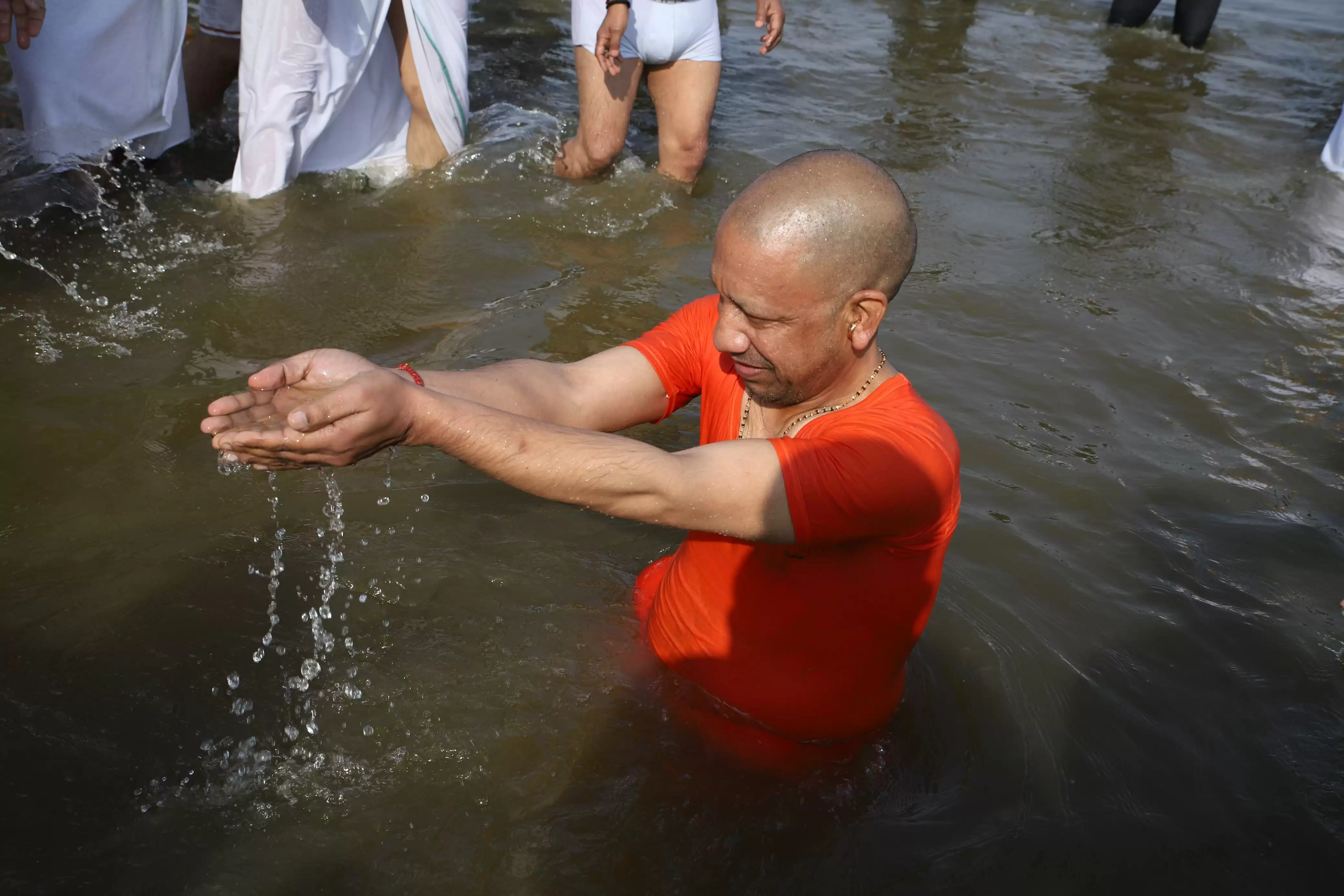 मंत्रिमंडल के साथ त्रिवेणी संगम में डुबकी लगा मुख्यमंत्री योगी ने की लोक कल्याण की कामना 