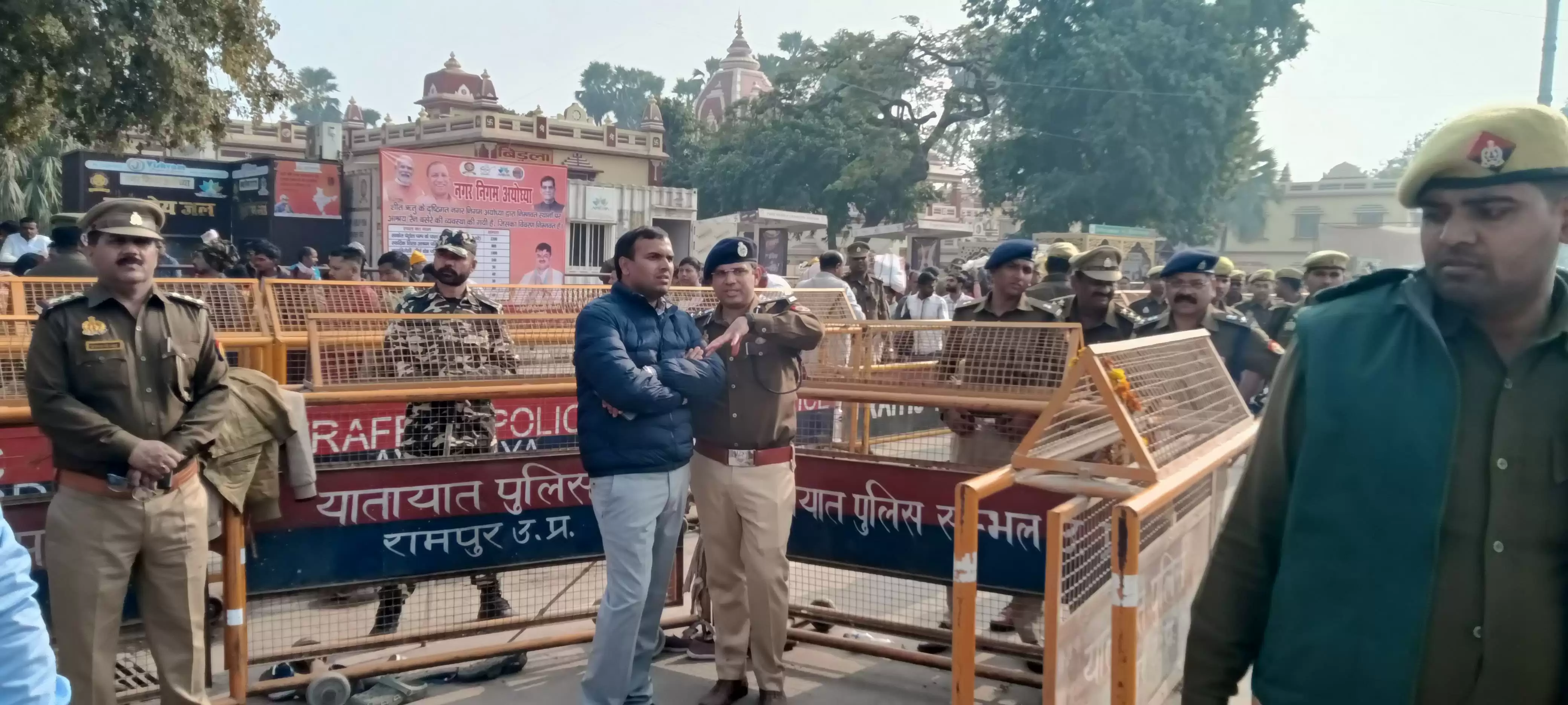 भगवान के दूत बन कर आये यूपी पुलिस के जवान 