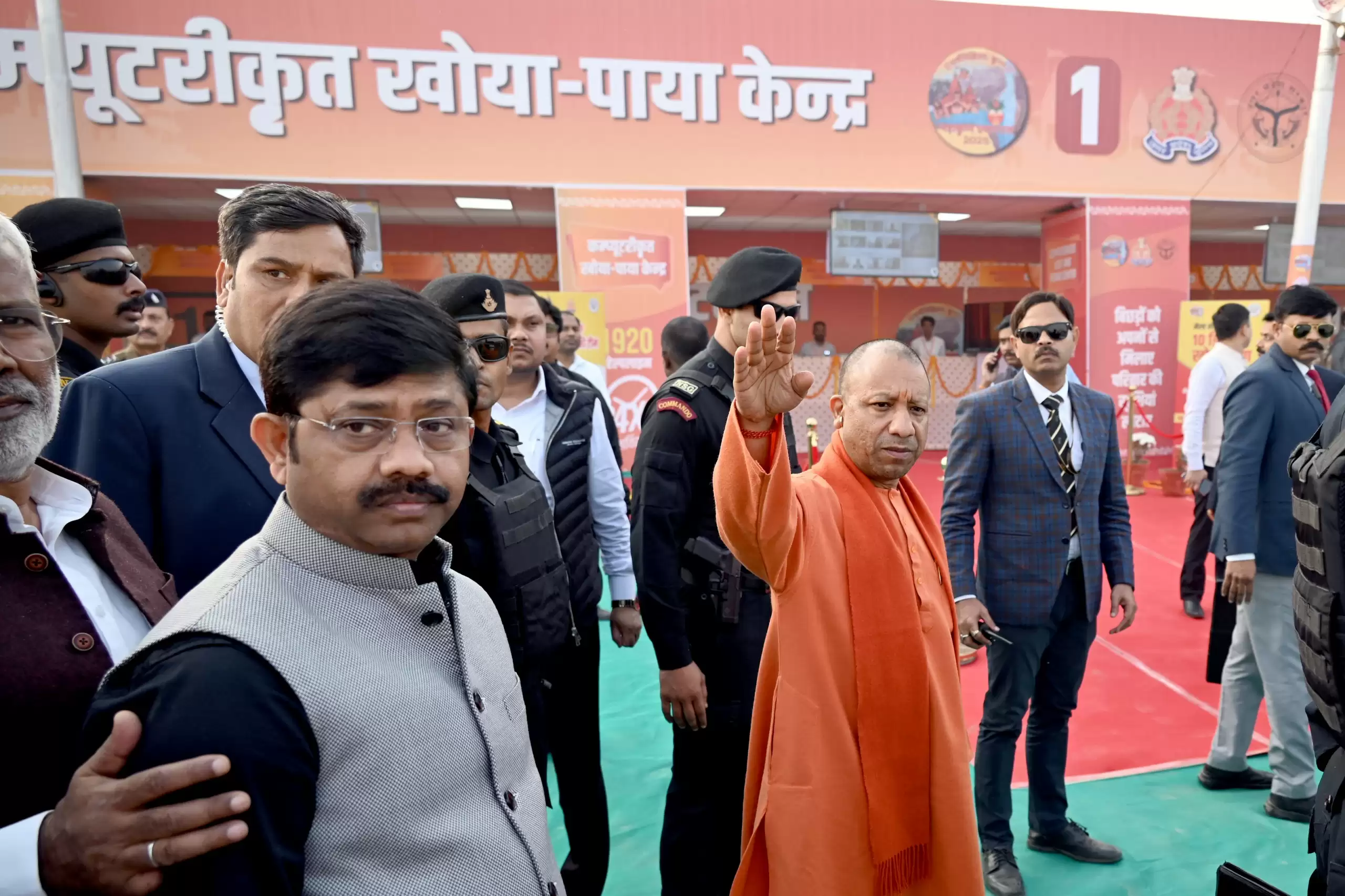 सीएम योगी ने श्रद्धालुओं के लिए महाकुंभ क्षेत्र में किया 25,000 बेड के सार्वजनिक आश्रय स्थल की शुरुआत