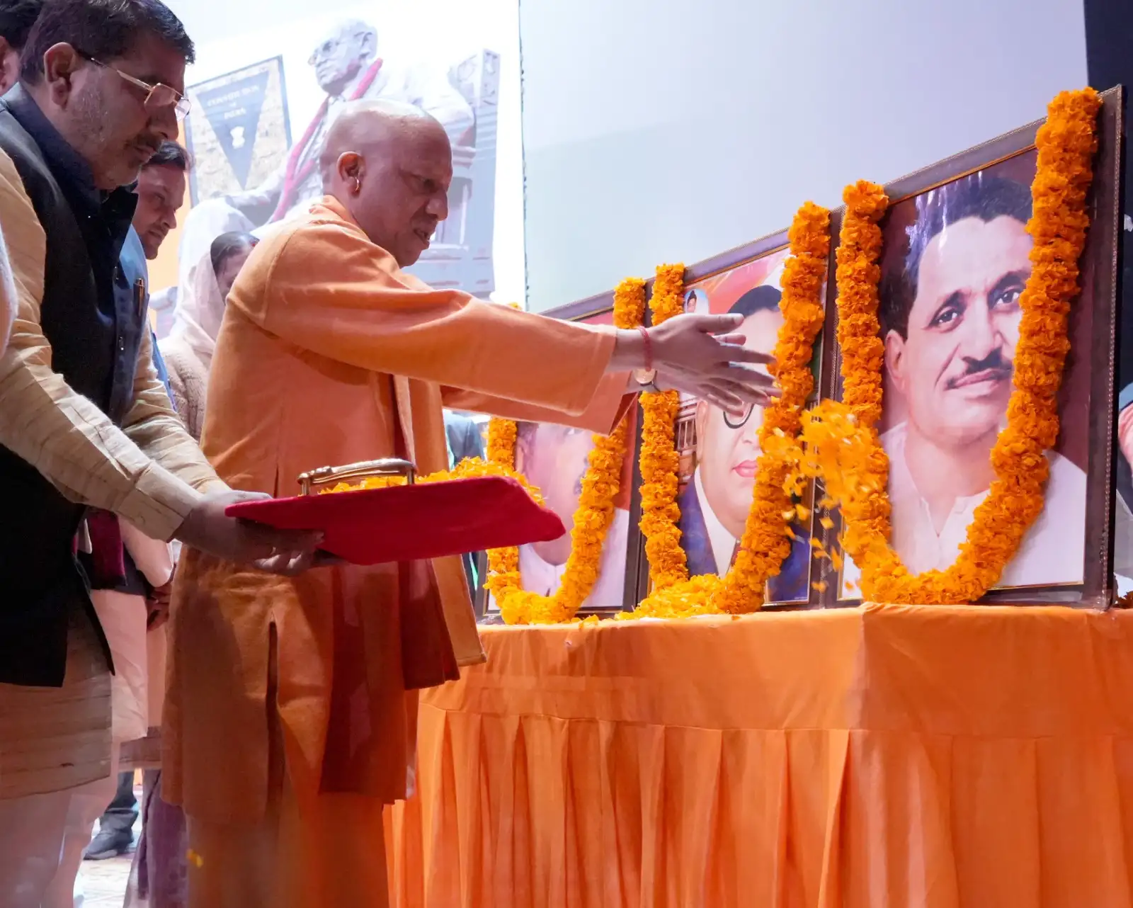 संविधान में सेक्युलर और सोशलिस्ट शब्द डालकर कांग्रेस ने किया बाबा साहब का अपमान : सीएम योगी