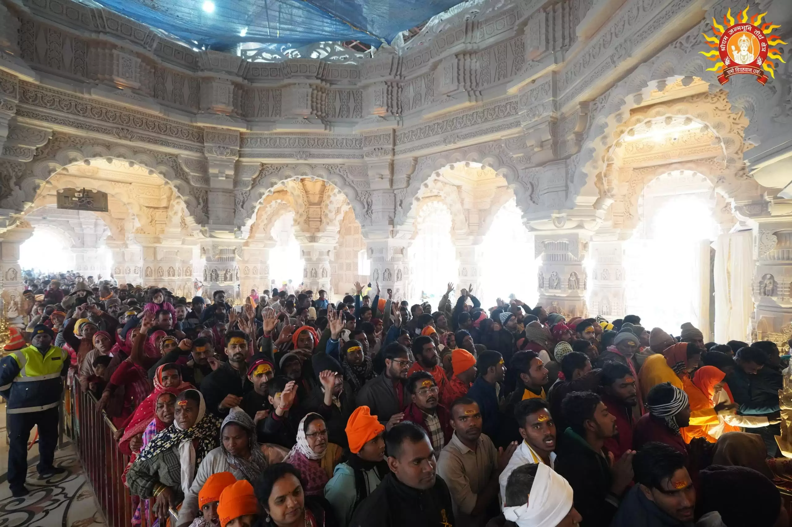 श्रीरामलला के मंदिर में उमड़ा जनसैलाब, जयकारों से गूंजी अयोध्या 