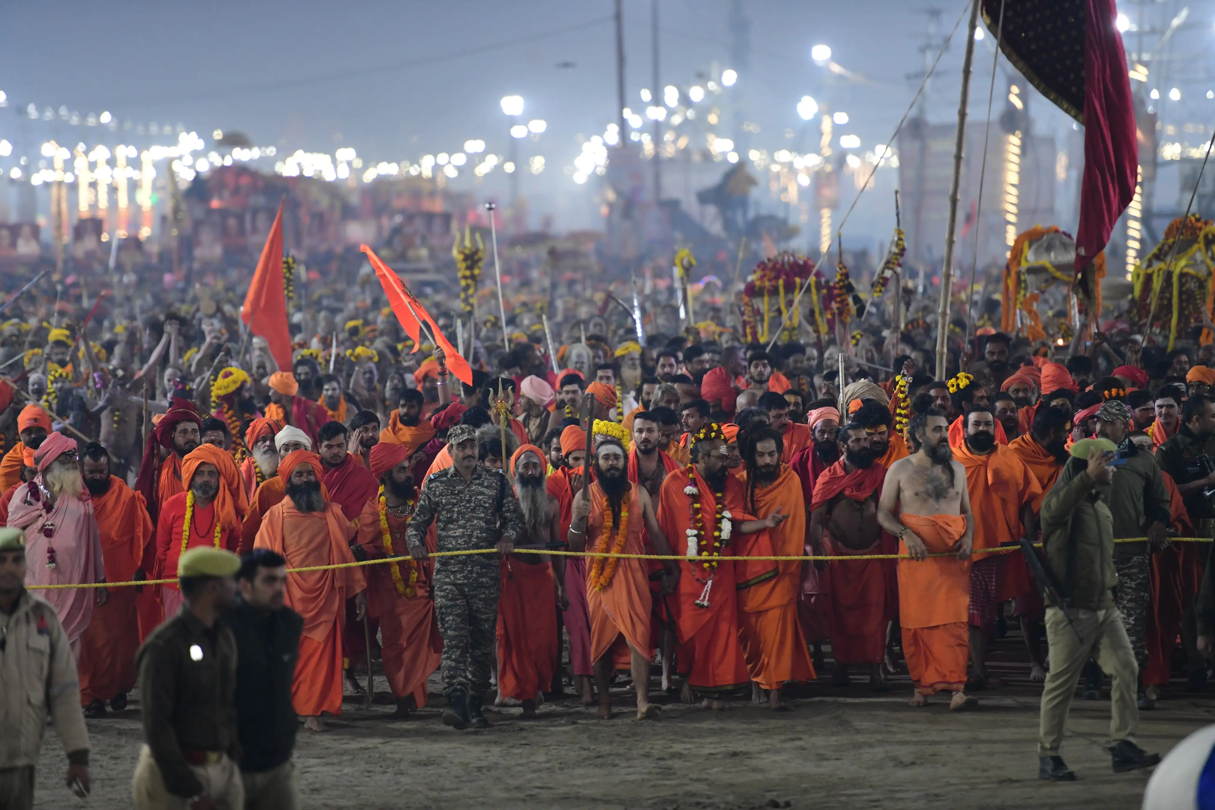 त्रिवेणी तट पर नागा साधु बने आकर्षण का केंद्र