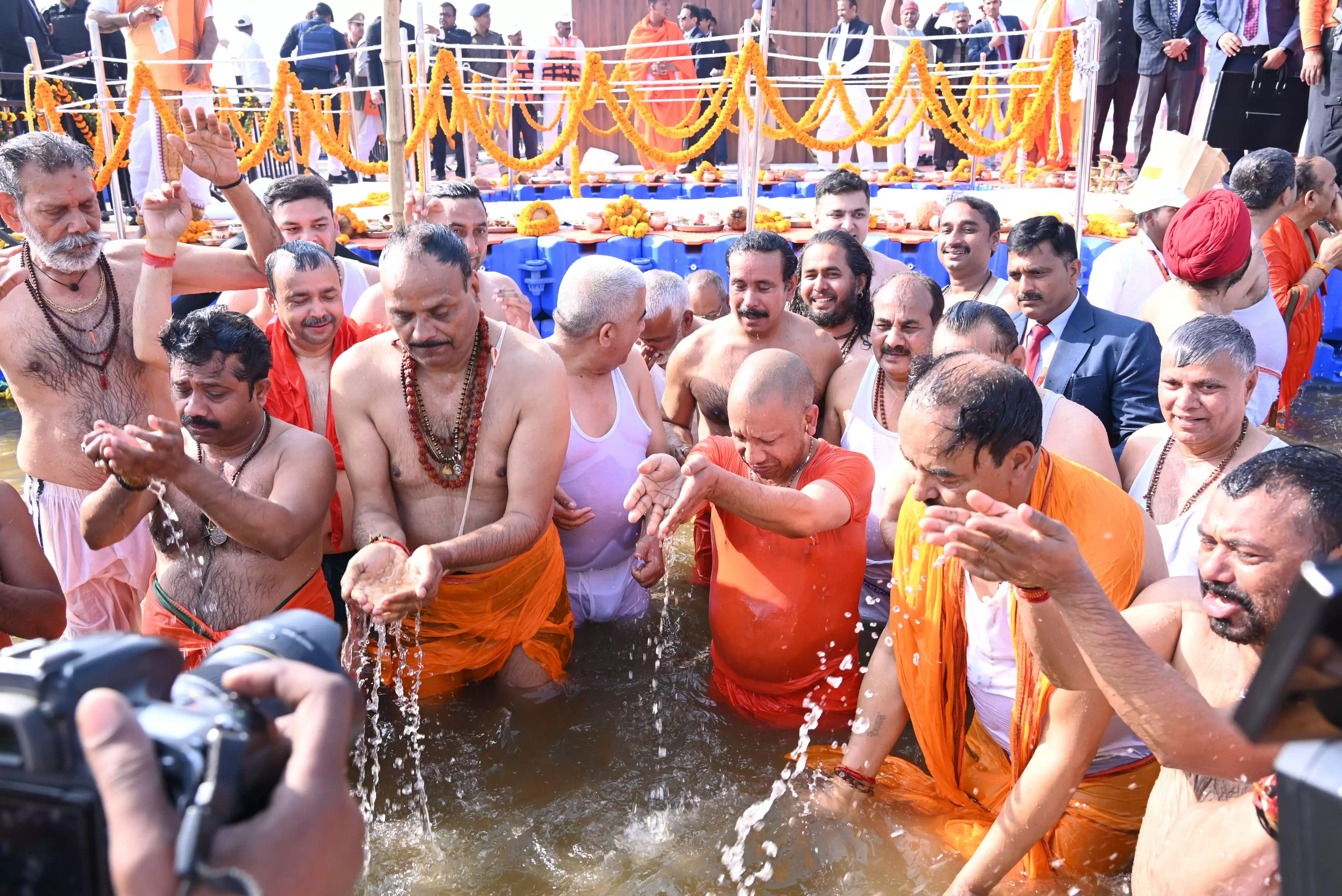 मंत्रिमंडल के साथ त्रिवेणी संगम में डुबकी लगा मुख्यमंत्री योगी ने की लोक कल्याण की कामना 