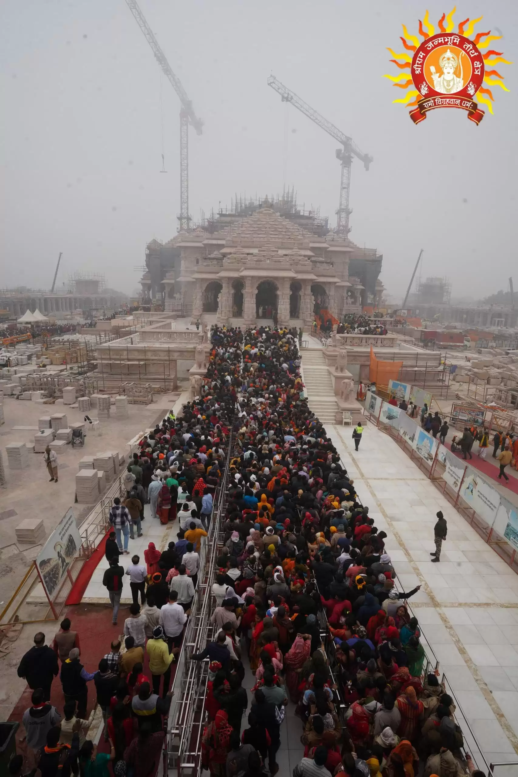 श्रीरामलला के मंदिर में उमड़ा जनसैलाब, जयकारों से गूंजी अयोध्या 