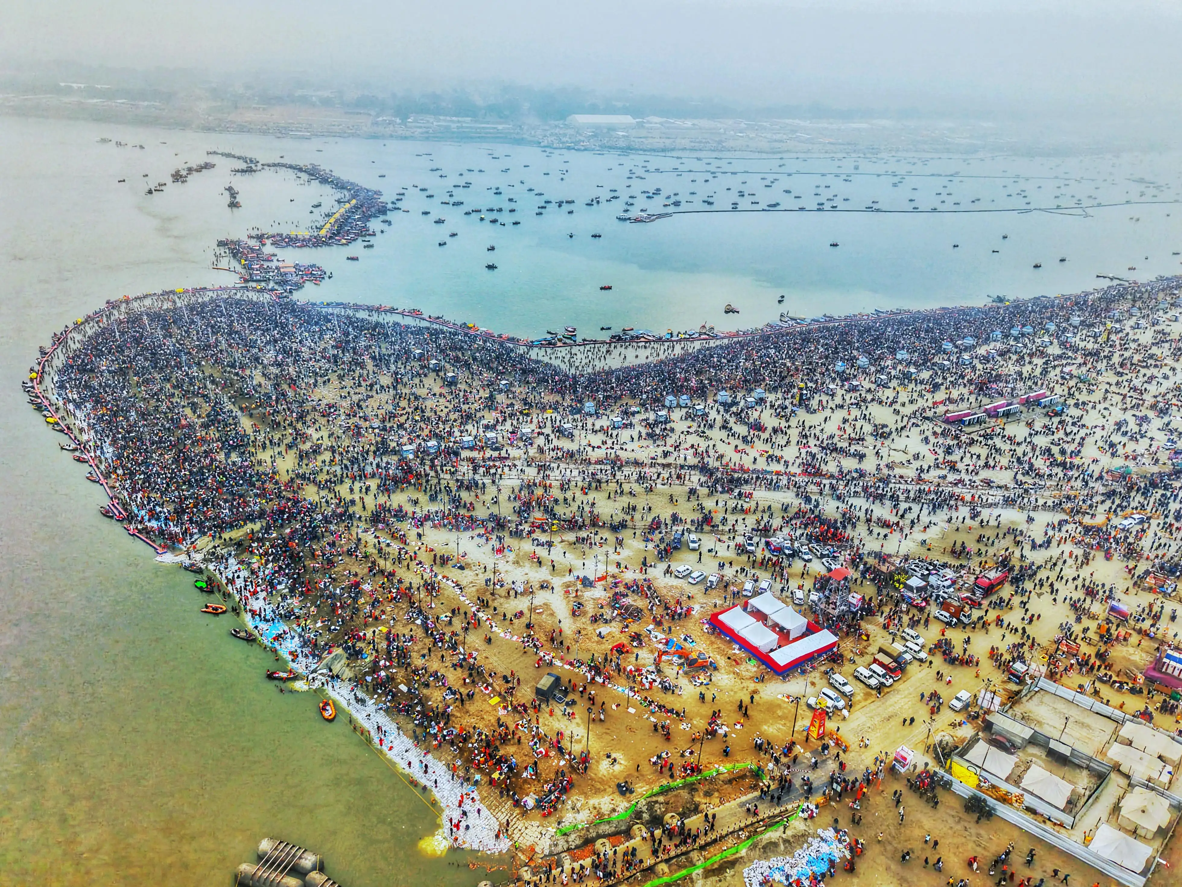   महाकुम्भ में उमड़ा आस्था का जनसमुद्र, स्नानार्थियों की संख्या 35 करोड़ के पार