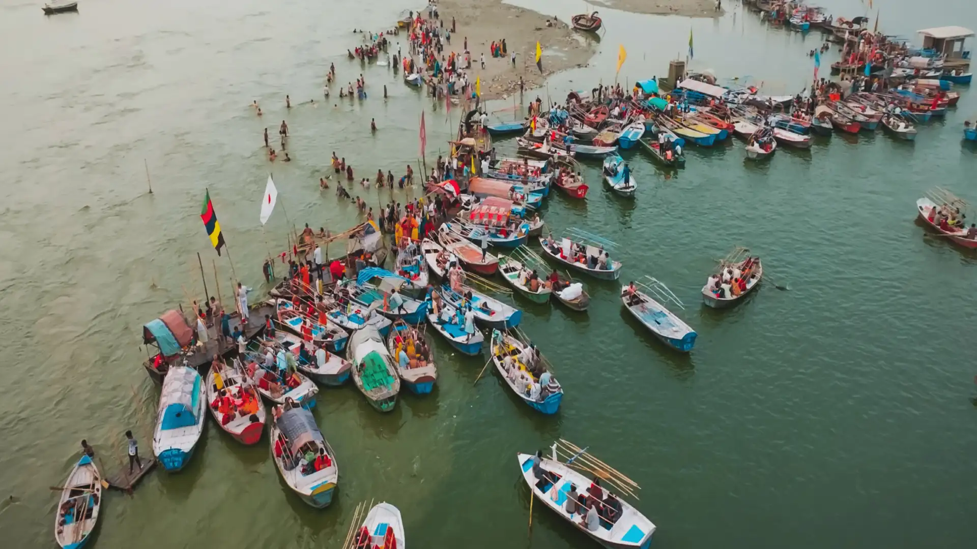 मौनी अमावस्या स्नान के पहले नव्य प्रकाश व्यवस्था से जगमग हुई कुम्भ नगरी प्रयागराज  बिजली के खंभों और चौराहों के बाद अब सड़क किनारे लगे वृक्षों को भी आकर्षक रोशनी से दिया गया भव्य स्वरूप  नियॉन और थीमेटिक लाइट से जगमगाए शहर के सड़क के दोनों ओर लगे 260 वृक्ष  शहर के 8 पार्कों में लगाए गए रोशनी से संयोजित कांच के म्यूरल्स  महाकुम्भ के वैभव और नव्यता का दर्शन करा रही है कुंभ नगरी की बिजली व्यवस्था  महाकुम्भ नगर, 20 जनवरी। त्रिवेणी के तट पर आस्था का जन समागम है। महाकुम्भ के इस आयोजन को दिव्य ,भव्य  और नव्य स्वरूप देने के लिए इससे जुड़े शहर के उन मार्गों और चौराहों को भी आकर्षक स्वरूप दिया गया है जहां से होकर  पर्यटक और श्रद्धालु महा कुम्भ पहुंच रहे हैं। इसी क्रम में अब सड़क किनारे के वृक्षों को रोशनी के माध्यम से नया स्वरूप दिया गया है।   मौनी से पहले शहर की प्रकाश व्यवस्था को दिया गया नया लुक  प्रयागराज महा कुम्भ आ रहे आगंतुकों के स्वागत के लिए की कुम्भ नगरी की सड़कों को सजाया गया, शहर के चौराहे सुसज्जित किए गए और बारी है सड़क के दोनों तरह मौजूद हरे भरे वृक्षों को नया लुक देने की । नगर निगम प्रयागराज ने इस संकल्प को धरती पर  उतारा है। नगर निगम के मुख्य अभियंता ( विद्युत ) संजय कटियार बताते हैं कि  शहर में सड़क किनारे लगे वृक्षों का नया लुक देने के यूपी में पहली बार नियॉन और थीमेटिक लाइट के संयोजित वाली प्रकाश व्यवस्था लागू की गई है। इस नई व्यवस्था में शहर के महत्वपूर्ण मार्गों के 260 वृक्षों के तनों, शाखाओं और पत्तियों में अलग अलग थीम की रोशनी लगाई गई है। इनमें नियॉन और स्पाइरल लाइट्स को इस तरह संयोजित किया गया है जिसे देखकर ऐसा प्रतीत होता है कैसे रात के अंधेरे में पूरा वृक्ष आलोकित हो गया है। शहर से गुजरकर महा कुम्भ जाने वक्ष पर्यटक और श्रद्धालु इस भव्य प्रकाश व्यवस्था का अवलोकन कर सकेंगे।  शहर के 8 पार्कों में भी लगाए म्यूरल्स सड़कों और चौराहों के अलावा शहर के अंदर के छोटे बड़े पार्कों में भी पहली बार उन्हें सजाने के लिए नए ढंग से संवारा गया है। नगर निगम के चीफ इंजीनियर ( विद्युत) संजय कटियार का कहना है कि शहर के चयनित आठ पार्कों में पहली बार कांच और रोशनी के संयोजन से म्यूरल्स बनाए गए हैं जो वहां से गुजरने वालों का ध्यान खींच रहे हैं। 12 तरह के म्यूरल्स इन पार्कों में लगाए गए हैं जो बच्चों के लिए खास तौर पर आकर्षण का केंद्र बन रहे हैं। इसके पूर्व शहर शहर की 23 प्रमुख सड़कों , आरओबी , और फ्लाईओवर्स पर स्ट्रीट लाइट और पोल पर  अलग-अलग थीम पर आधारित रंग-बिरंगे डिजाइन वाले मोटिव्स लगाए गए थे ।