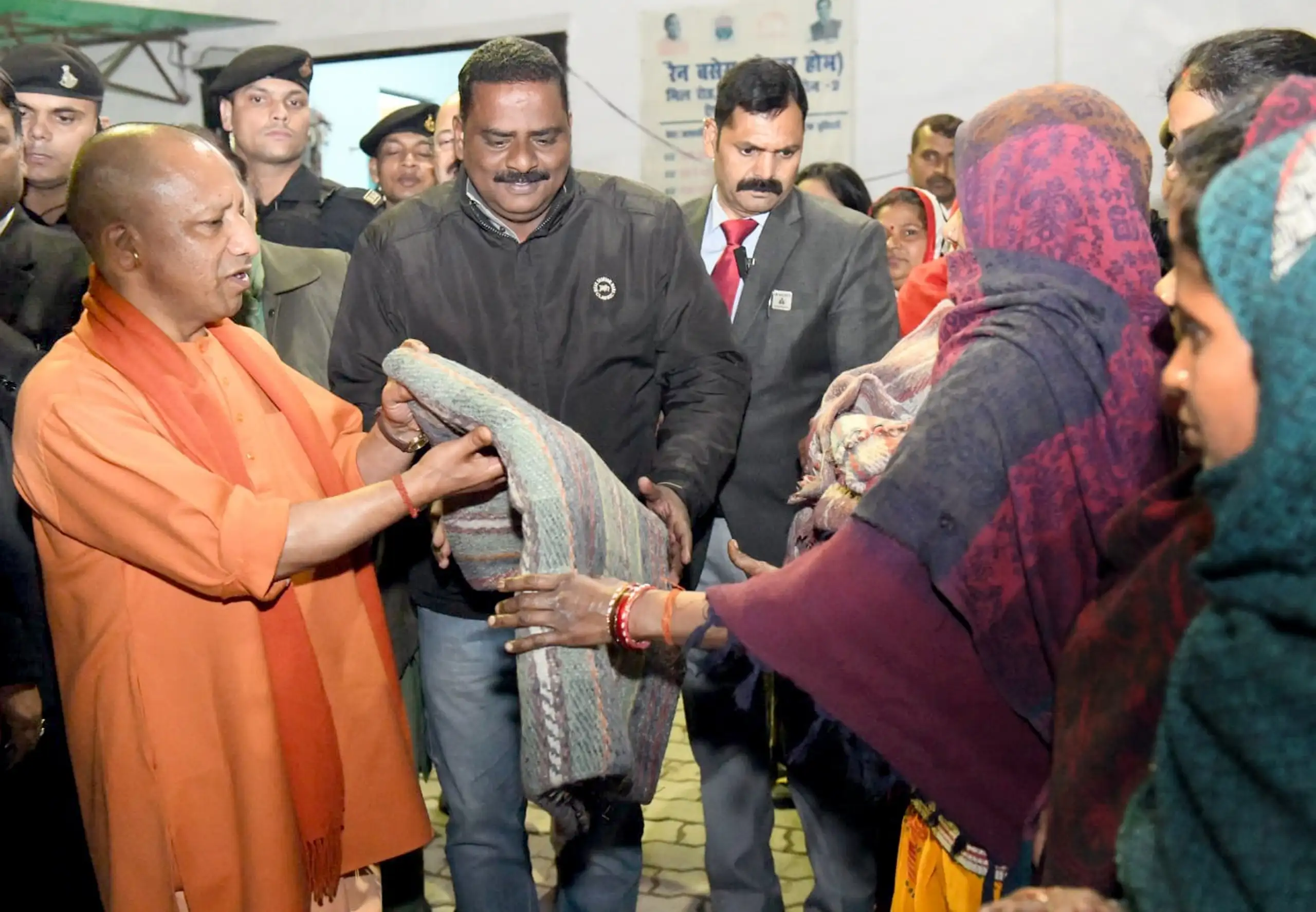 ठंड में निराश्रितों का हाल जानने सड़कों पर निकले मुख्यमंत्री, रैन बसेरों में पूछा लोगों का हाल