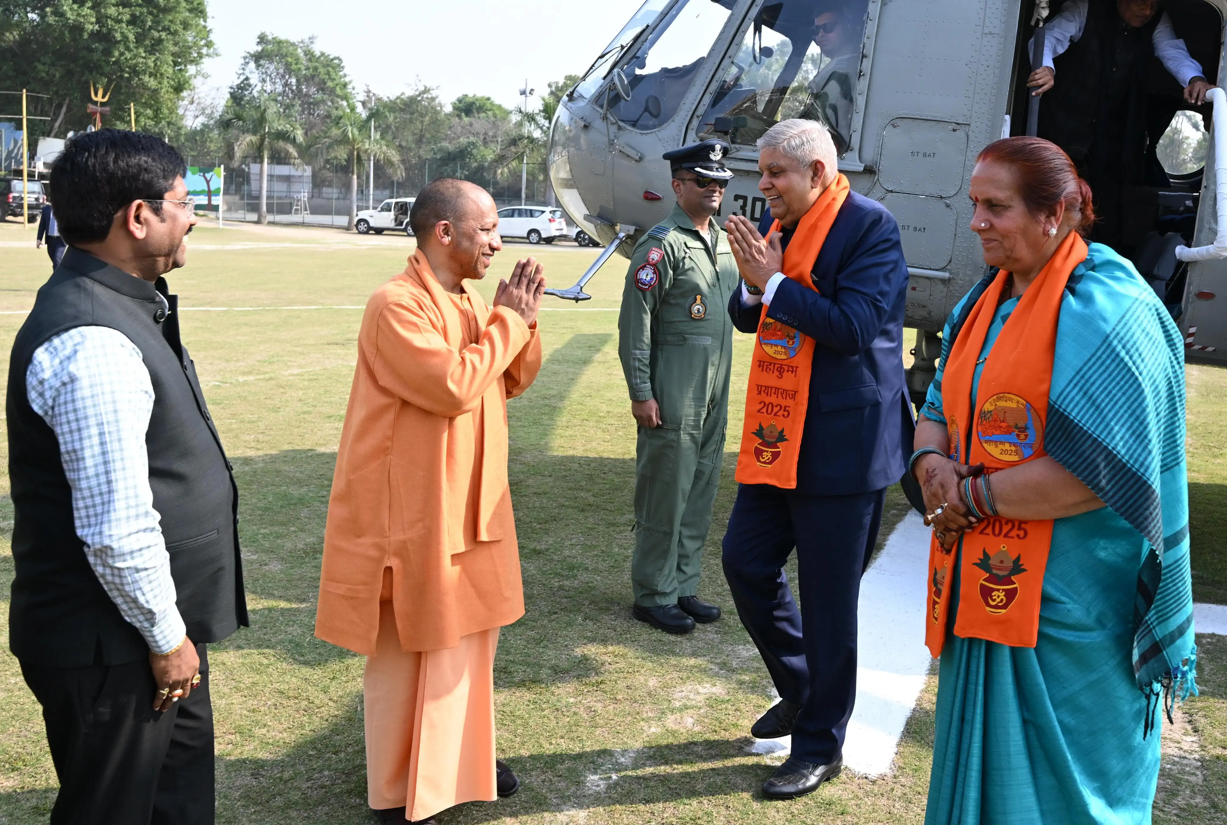 उपराष्ट्रपति ने त्रिवेणी संगम में लगाई पावन डुबकी, कहाः धन्य हुआ जीवन