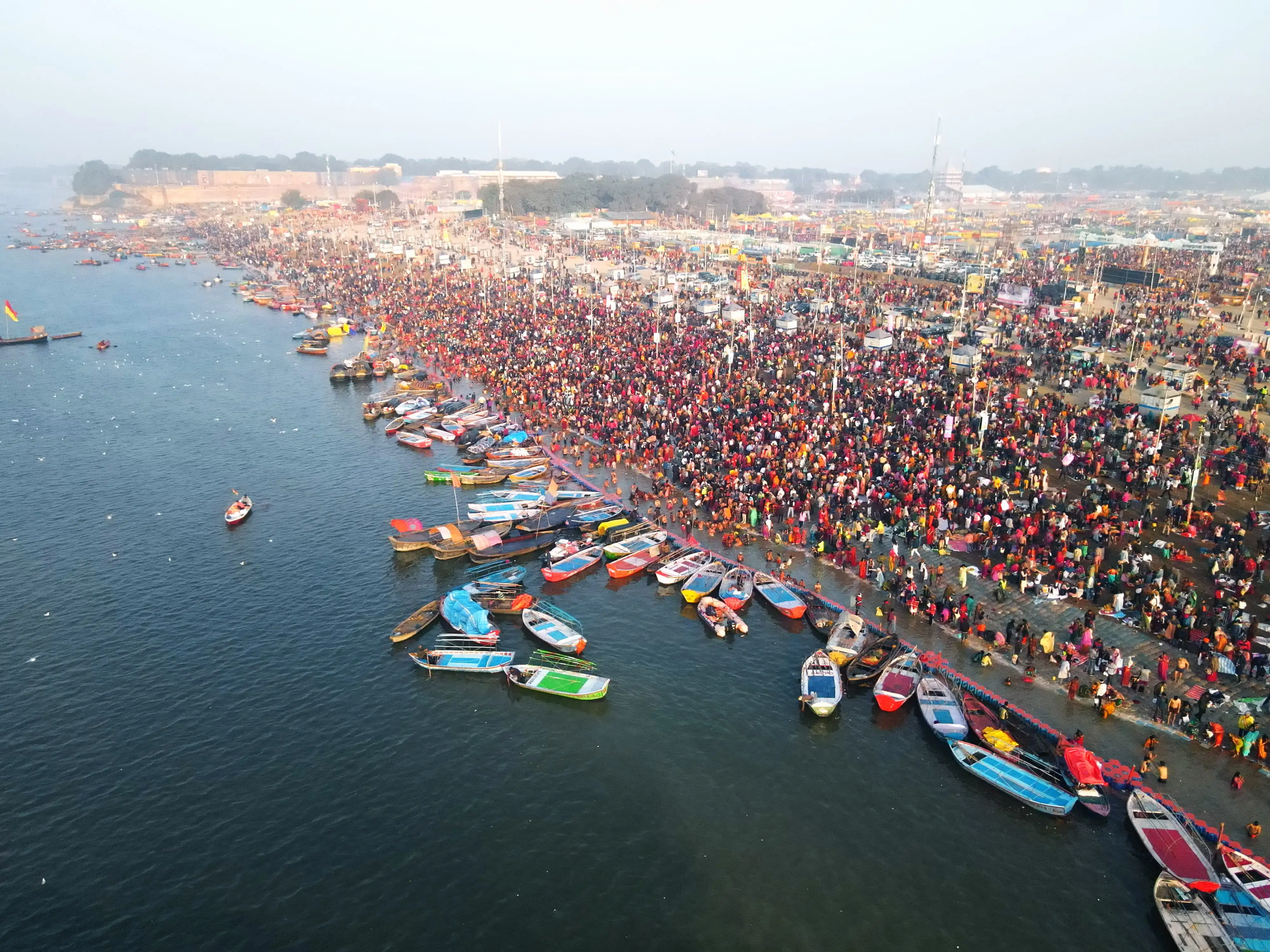 श्रद्धालुओं को ठंड से बचाने के लिए की गई विशेष व्यवस्था
