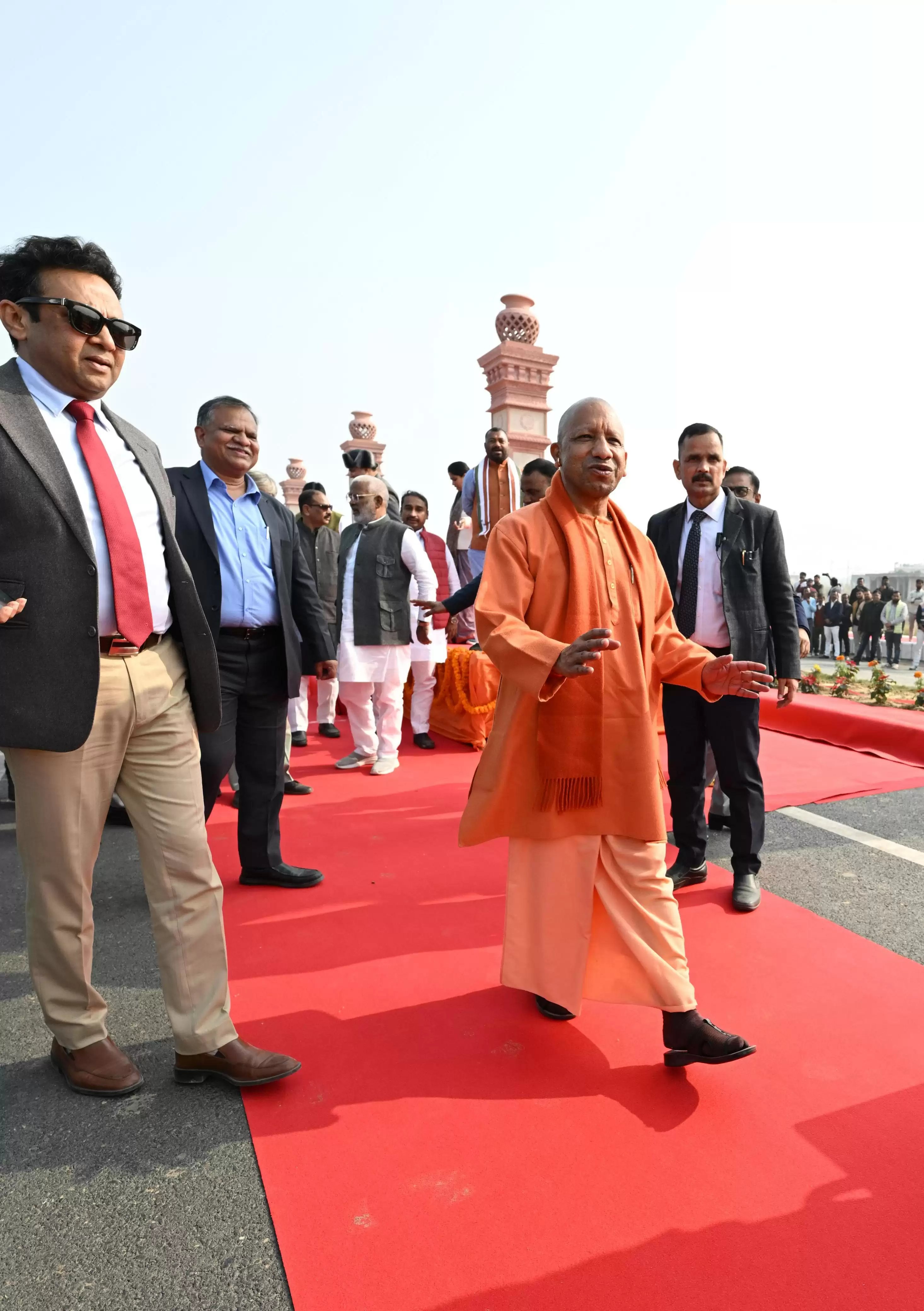 सीएम योगी ने परिवहन निगम की बसों को हरी झंडी दिखाकर किया रवाना