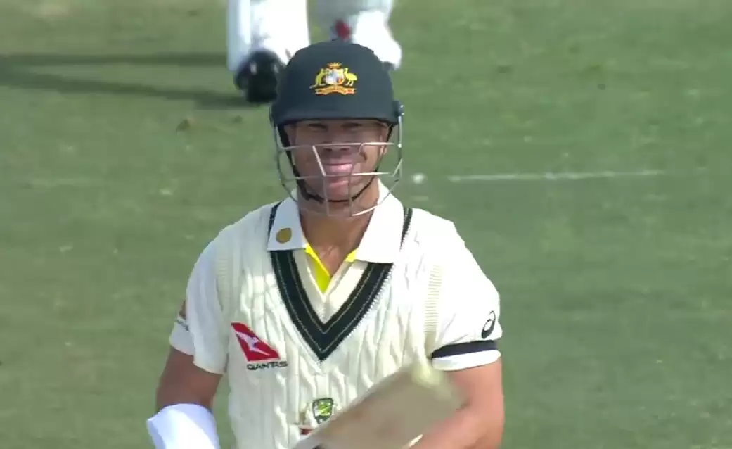 WATCH: David Warner maintains his calm despite Pakistan bowlers riling him up
