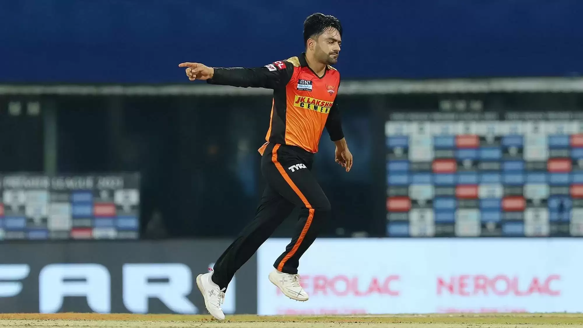 Why was the Wicketkeeper standing back to Rashid Khan in The Hundred Men’s encounter?