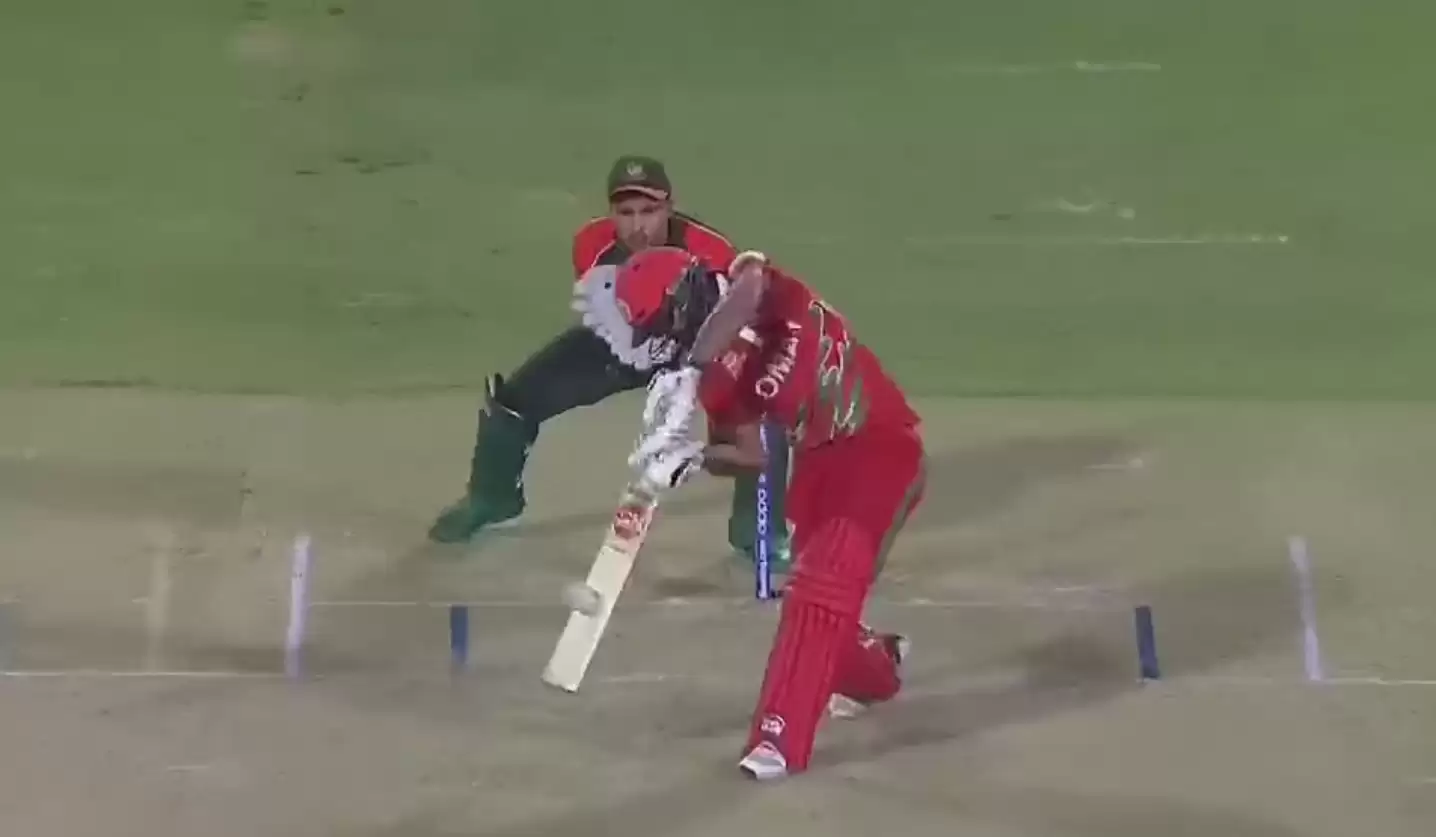 WATCH: Oman&rsquo;s Jatinder Singh pulls off a Virat Kohli-style lofted cover drive for six off Shakib Al Hasan&rsquo;s bowling