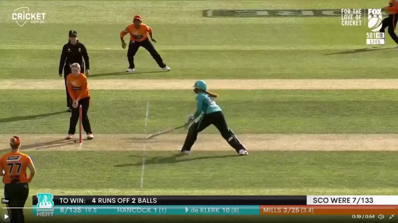 WATCH: Complete brainfade from lazy batter, and then bowler, forces Super Over in WBBL