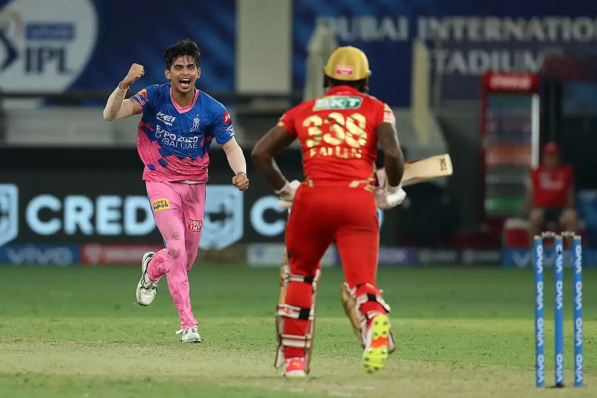 WATCH: 4 to win in the last over — Kartik Tyagi concedes just one run!!