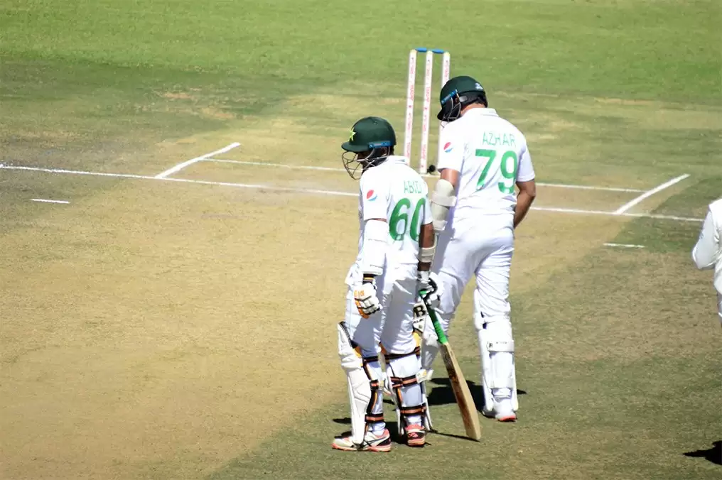 Late strikes reignite Zimbabwe&rsquo;s hope but Pakistan still hold fort after centuries from Azhar, Abid