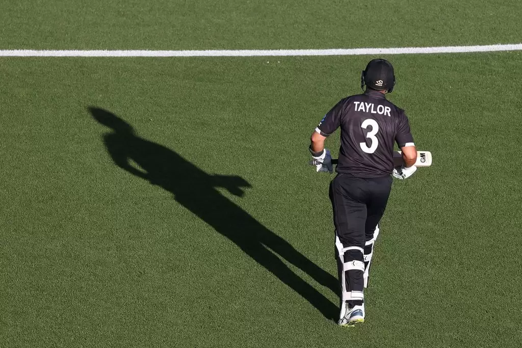 WATCH: Ross Taylor walks out to bat one final time; dismissed Guptill stays on to applaud