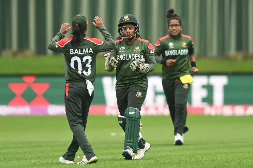 WATCH: Meg Lanning castled for a duck with a peach from Salma Khatun