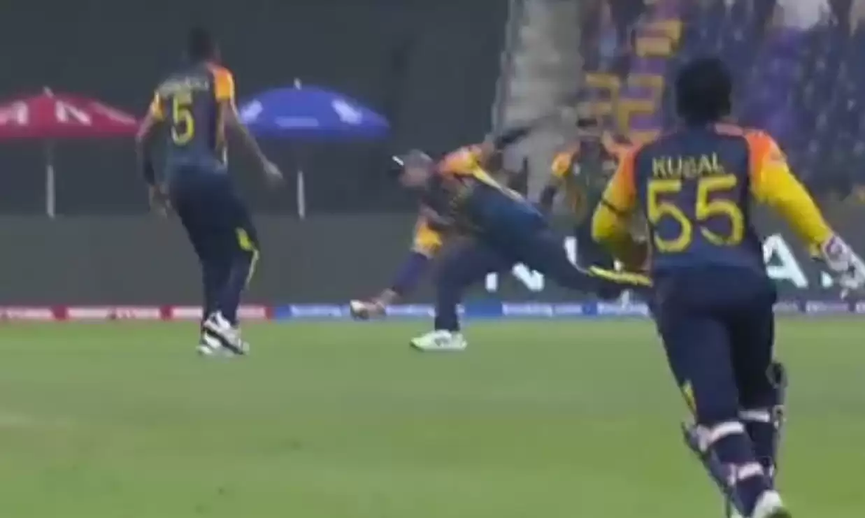 WATCH: Dasun Shanaka takes a stunning one-handed catch to send Namibia batter back to the Pavilion
