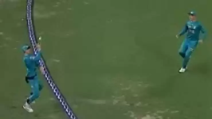 Matt Renshaw catch at boundary causes confusion in BBL