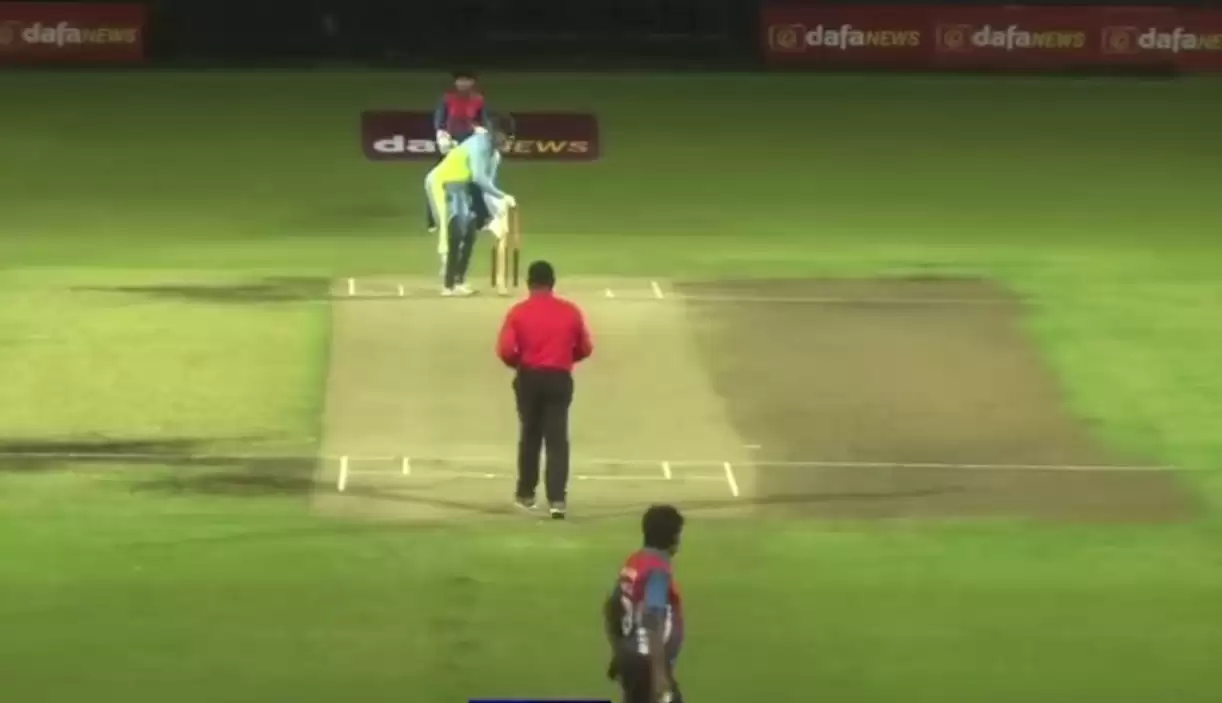 WATCH: Batter bats as RHB after taking guard as LHB; leaves fielders confused in MCA All Star T10 Bash