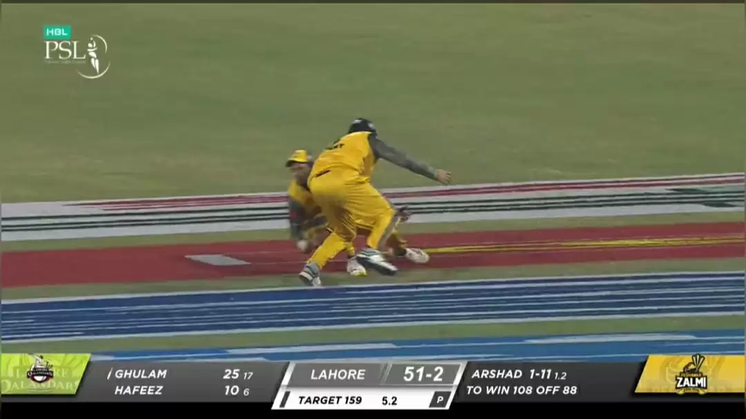 WATCH: Incredible running tag-team catch in PSL 2022 leaves fans awestruck