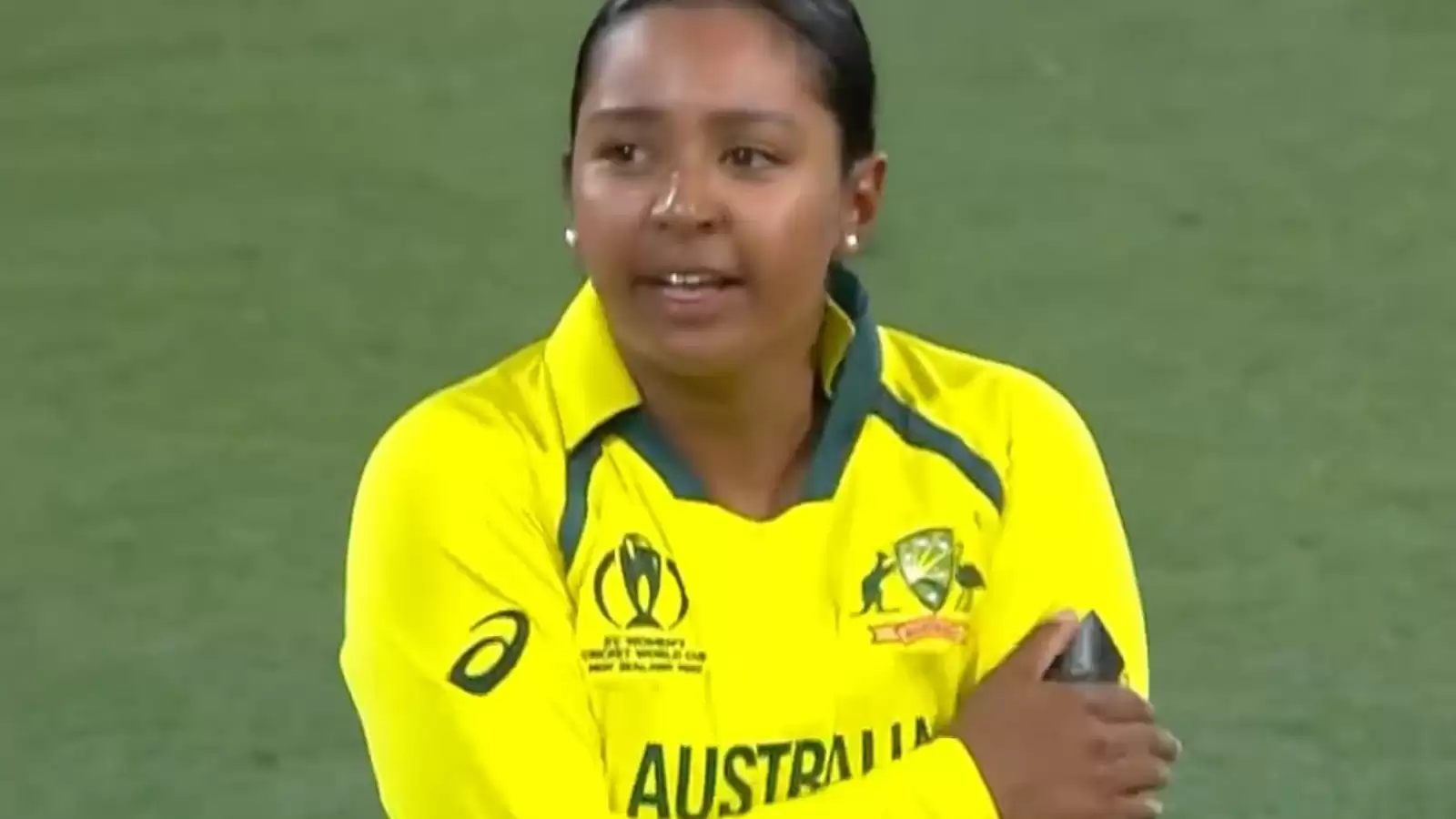 WATCH: Tribute to Shane Warne in the Women&rsquo;s WC: Alana Kings bowls a ripper; taps armband in tribute