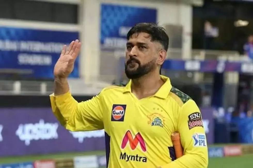 Watch: MS Dhoni sets the field; skipper Ravindra Jadeja looks on helplessly